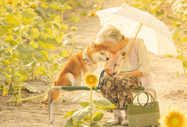 Bộ ảnh bà cụ và chú chó cưng đẹp mộng mơ, gây xúc động mạnh