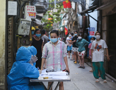 Số người nhiễm SARS-CoV-2 ở Hà Nội tăng cao, 101 ca trong 1 ngày
