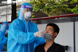 Gần 300 lái xe 'luồng xanh' ở Hà Nội được làm xét nghiệm nhanh COVID-19