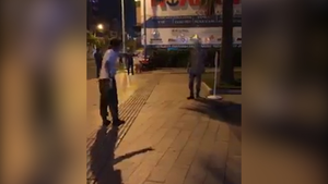 Video: Lực lượng chức năng 'hộ tống' người đàn ông dương tính COVID-19 về nhà