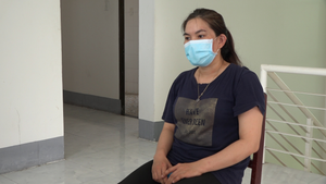 Người phụ nữ đánh công an để nhân viên 'thông chốt' kiểm soát COVID-19