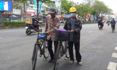 Nhọc nhằn nghề xe đạp thồ mưu sinh ở khu chợ nổi tiếng nhất cố đô Huế 