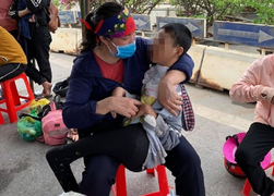 Cặp vợ chồng vượt hơn 1.400 cây số bằng xe máy đưa con bại não về quê tránh dịch