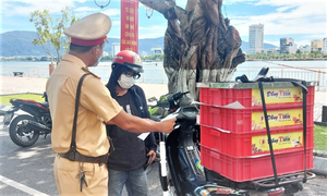 Hoạt động nào được phép thực hiện khi Đà Nẵng áp dụng quy định 'ai ở đâu ở đó'?