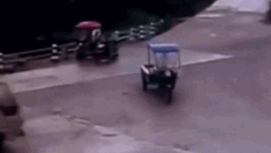 Video: Người phụ nữ nhảy khỏi xe, thoát cú tông trực diện của xe tải