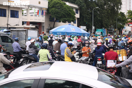 Người dân TP.HCM vẫn đổ ra đường, ùn ứ hàng giờ tại chốt kiểm dịch