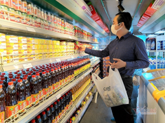 Tháo hết ghế, xe buýt biến thành 'siêu thị mini' chuyên bán hàng giá rẻ