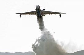 Khoảnh khắc máy bay chữa cháy Nga gặp nạn khiến 8 người thiệt mạng