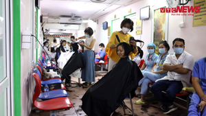Video: 'Salon tóc' đặc biệt dành cho y bác sĩ chuẩn bị vào tuyến đầu chống dịch