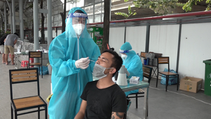 Video: Tài xế 'luồng xanh' được test nhanh COVID-19 ngay tại bến xe ở Hà Nội