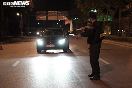 Ảnh: Chiến sĩ cảnh sát cơ động trắng đêm trực chốt ở cửa ngõ Thủ đô