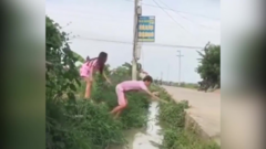 Ngã úp mặt xuống mương do lấy thân bắc cầu cho bạn gái