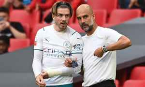 HLV Klopp chê Man City tiêu tiền hoang phí, Pep Guardiola phản bác