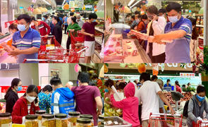 Trăm người chen chúc trong siêu thị, bất chấp chỉ thị giãn cách ở Bình Dương