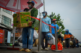 Hà Nội: Dân xếp hàng gửi tiếp tế trước khu vực phong toả ở phường Chương Dương