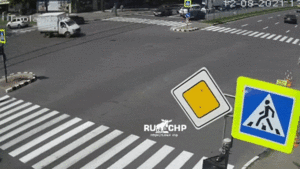 Video: Ô tô lao như bay tông rụng đầu xe tải ở Ukraine 