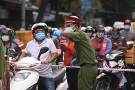 Người dân không tự ý về quê, TP.HCM sẽ kịp thời phân phối hàng hoá cứu trợ