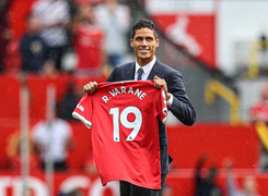 Lý do bất ngờ khiến Varane phải mang số áo lạ ở Man Utd 