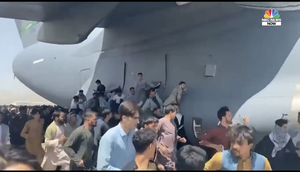 Video: Trăm người chen chúc đu bám bánh máy bay Mỹ rời Kabul