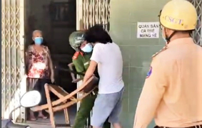 Bị nhắc nhở vì không đeo khẩu trang, người đàn ông vác ghế tấn công công an