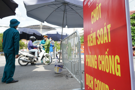 Không được qua chốt, người đàn ông đấm cán bộ kiểm dịch