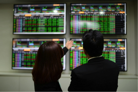 Tiền đổ mạnh vào thị trường, VN-Index tăng vượt ngưỡng 1.370 điểm