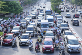 Ảnh: Sáng đầu tuần, đường phố Hà Nội đông đúc như hết giãn cách xã hội