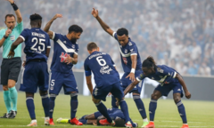 Cầu thủ Ligue 1 đột quỵ trong lúc thi đấu 