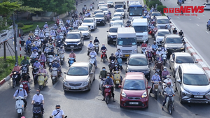 Video: Đường phố Hà Nội vẫn nườm nượp xe cộ ngày giãn cách xã hội