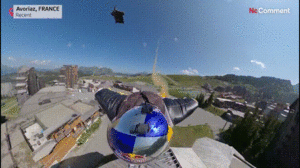 Video: Người đàn ông nhảy khỏi trực thăng, bay xuyên qua khu trượt tuyết ở Pháp