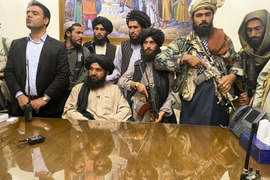 Binh lính Taliban ăn mừng bên trong dinh Tổng thống Afghanistan