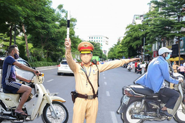 Ảnh: Quay đầu xe bỏ chạy khi thấy chốt kiểm soát người đi đường ở Hà Nội