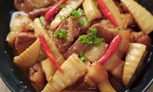 Thịt ba chỉ kho măng tươi thơm nức mũi