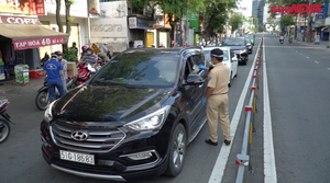 Video: Người dân TP.HCM vẫn ùn ùn ra đường trong thời gian giãn cách