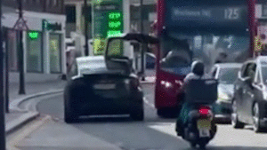 Video: Cửa xe Tesla gãy gập khi đập kính chắn gió xe buýt 