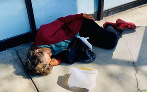 Ca sĩ Kim Ngân đói lả, ngủ bên vệ đường ở Mỹ