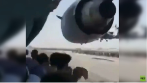 Người đàn ông Afghanistan quay cảnh bám càng máy bay Mỹ tại sân bay Kabul 