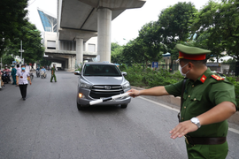 Tài xế ô tô bỏ chạy, tông bị thương cán bộ chốt kiểm dịch ở Hà Nội