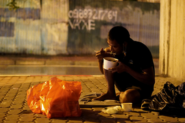 Mất việc phải ngủ gầm cầu, những mảnh đời lao động không còn chốn dung thân