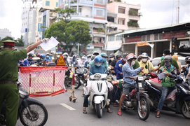 3 lý do khiến đường phố TP.HCM đông bất thường trong những ngày giãn cách