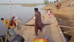 Phóng xe máy lên thuyền, người đàn ông rơi xuống sông