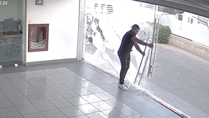 Thanh niên đô con thất thần khi tông vỡ cửa kính