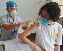 Hỏi đáp vaccine COVID-19: Sau tiêm, dùng thuốc thế nào cho đúng?