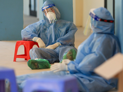 Ảnh: Nhân viên xét nghiệm kiệt sức, ngồi bệt xuống đất sau nhiều giờ truy vết F0