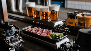 Video: Nhà hàng dùng tàu hỏa giao bia cho khách