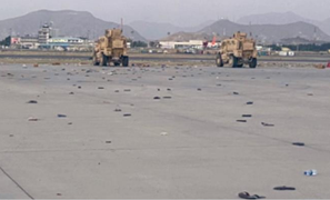 Bức ảnh giày dép bị bỏ lại ở sân bay Kabul gây sốc 