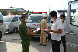 Buộc quay đầu một số xe chở quan tài từ TP.HCM về miền Tây