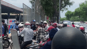 Video: Người dân TP.HCM xếp hàng dài ở siêu thị mua nhu yếu phẩm