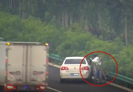 Cãi nhau trên đường cao tốc, vợ lột áo cởi trần xuống xe 