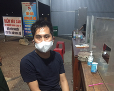 Người đàn ông Trung Quốc trốn trong cốp ôtô để qua chốt phòng dịch